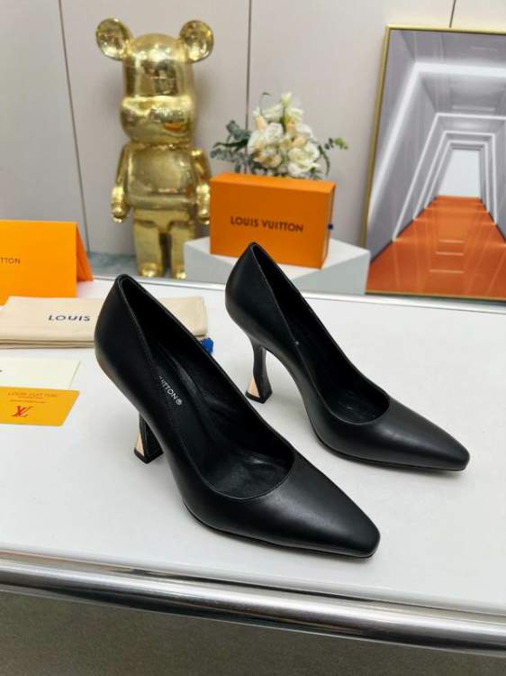 Picture of Louis Vuitton Shoes _SKULVsz35-41913614.5cmmnf0407